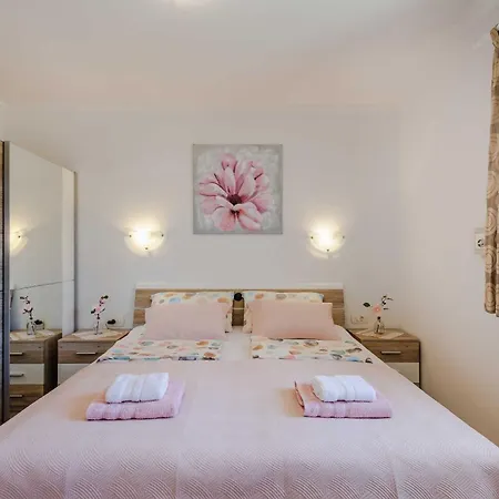 Rose Apartment *